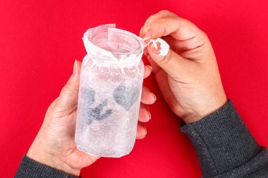 DIY peri kırmızı zemin üzerine kavanoz. Hediye fikirleri, dekor Şubat 14, St Sevgililer günü, seviyorum. El yapımı lambası, gece lambası fener cam kavanoz, peçete, tutkal, glitter. Adım adım. İşlem el sanatları. Üstten görünüm