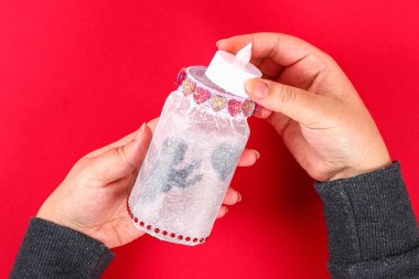 DIY peri kırmızı zemin üzerine kavanoz. Hediye fikirleri, dekor Şubat 14, St Sevgililer günü, seviyorum. El yapımı lambası, gece lambası fener cam kavanoz, peçete, tutkal, glitter. Adım adım. İşlem el sanatları. Üstten görünüm
