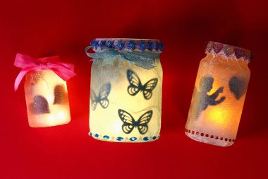 DIY peri kırmızı zemin üzerine kavanoz. Hediye fikirleri, dekor Şubat 14, St Sevgililer günü, seviyorum. El yapımı lambası, gece lambası fener cam kavanoz, peçete, tutkal, glitter. Adım adım. İşlem el sanatları. Üstten görünüm