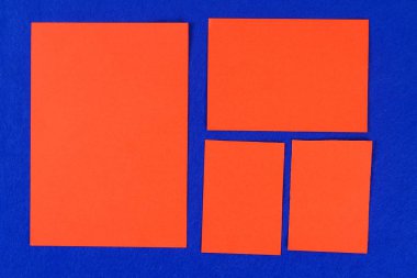 Mavi arka plan DIY Çince Ejderha. Hediye fikirleri, dekor Çin yeni yılı. El yapımı kırmızı altın ay ejderha aslandan Modüler origami. Adım adım. El sanatları işlemidir. Üstten görünüm.