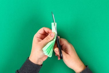 Paskalya DIY tavşan yeşil arka plan üzerinde yumurta. Hediye fikirleri, dekorasyon Paskalya, bahar. El yapımı. Beyaz Paskalya yortusu yumurta bunny, çim peçete, silikon fincan kek kek. Adım adım. İşlem el sanatları. Üstten görünüm.