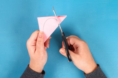 DIY Sevgililer tebrik kartı mavi ahşap arka plan. Fikirler gün aşk, 14 Şubat Sevgililer günü hediye. El yapımı. Kart hacimsel kalp kağıt formu balon, kutu. Adım adım. el sanatları işlemek. Üstten görünüm