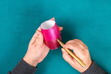 Mavi yeşil arka planda Diy koi sazan balığı. Çin yeni yılı için hediye fikirleri, dekor. Çocuk el yapımı. Sazan balığı kağıdı, tuvalet kağıdı, şaşı gözler. Adım adım. Çocuk işçiliğini işleyin. Üst görünüm.