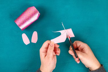 Mavi yeşil arka planda Diy koi sazan balığı. Çin yeni yılı için hediye fikirleri, dekor. Çocuk el yapımı. Sazan balığı kağıdı, tuvalet kağıdı, şaşı gözler. Adım adım. Çocuk işçiliğini işleyin. Üst görünüm.