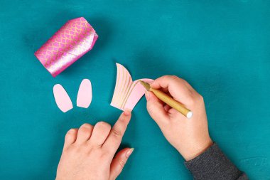 Mavi yeşil arka planda Diy koi sazan balığı. Çin yeni yılı için hediye fikirleri, dekor. Çocuk el yapımı. Sazan balığı kağıdı, tuvalet kağıdı, şaşı gözler. Adım adım. Çocuk işçiliğini işleyin. Üst görünüm.