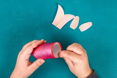 Mavi yeşil arka planda Diy koi sazan balığı. Çin yeni yılı için hediye fikirleri, dekor. Çocuk el yapımı. Sazan balığı kağıdı, tuvalet kağıdı, şaşı gözler. Adım adım. Çocuk işçiliğini işleyin. Üst görünüm.