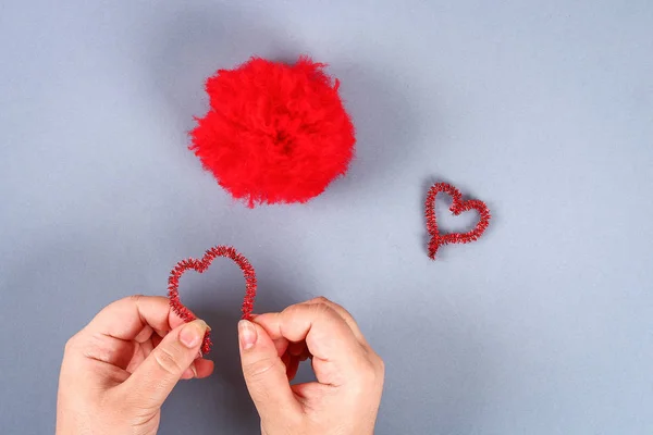 Röd Handgjorda Diy Monster Pom Pom Från Garn Chenille Härstammar — Stockfoto