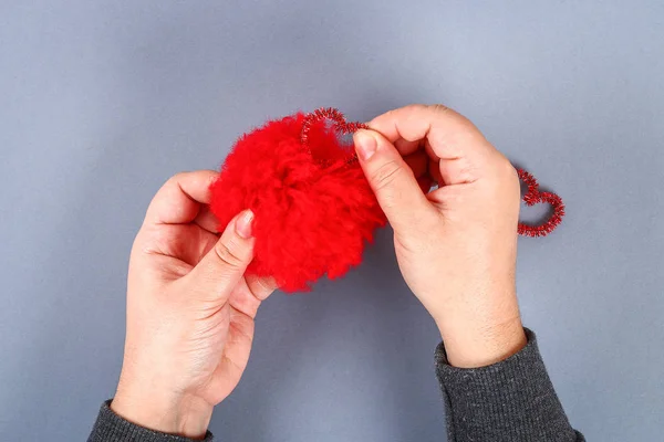 Röd Handgjorda Diy Monster Pom Pom Från Garn Chenille Härstammar — Stockfoto