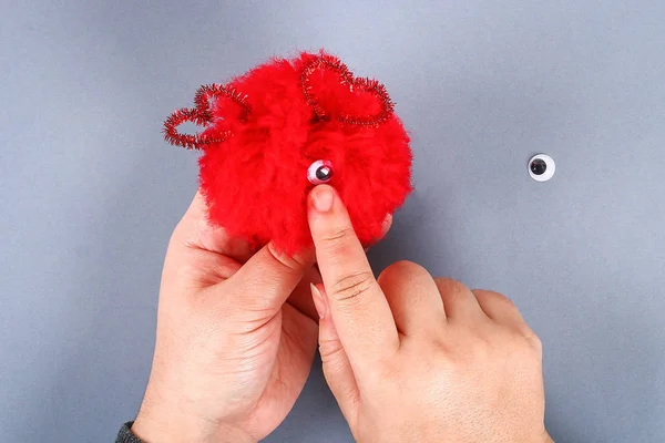 Röd Handgjorda Diy Monster Pom Pom Från Garn Chenille Härstammar — Stockfoto