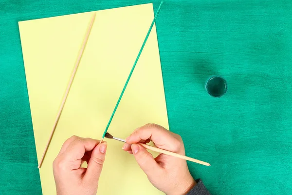 Diy Lente Bloemen Narcissen Geel Papier Een Groene Achtergrond Ideeën — Stockfoto