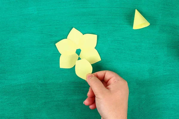 Diy Lente Bloemen Narcissen Geel Papier Een Groene Achtergrond Ideeën — Stockfoto