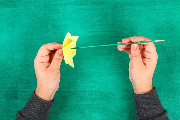 Diy Lente Bloemen Narcissen Geel Papier Een Groene Achtergrond Ideeën — Stockfoto