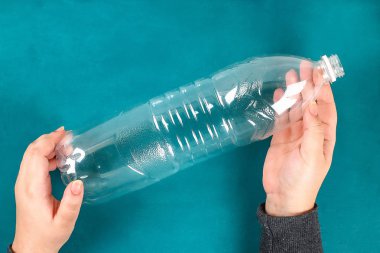 DIY yeniden kullanımı bir plastik şişe su çocuk yaratıcılık, çocuk el sanatları, çizim için hiçbir sızıntı boya bardak için. Geri dönüşüm. Üstten görünüm. Adım adım. Geri dönüşümlü plastik şişe yapılan boyama çocuk.