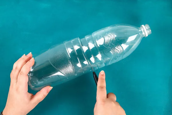 Diy Wiederverwendung Einer Plastikflasche Für Verschüttete Farbbecher Wasser Für Kinder — Stockfoto