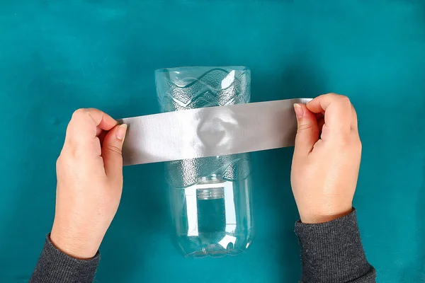 Diy Reutilización Una Botella Plástico Para Derramar Tazas Pintura Agua —  Fotos de Stock