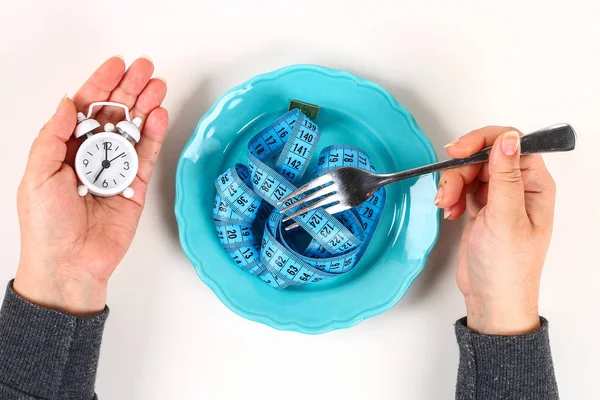 Lege Plaat Met Blauwe Maatregel Tape Vork Houten Witte Achtergrond — Stockfoto