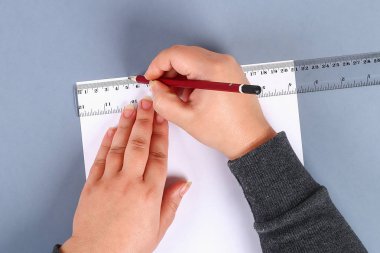 DIY beyaz gömlek kağıt yeşil kravat, apoletler. Fikirler Hediyelik, dekor Şubat 23, 9 Mayıs baba gün. El yapımı. Adım adım. süreci çocuk el sanatları. Üstten görünüm. Gün defender Anavatan tebrik kartı.