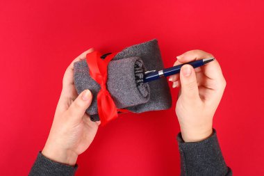 DIY tank çorap kırmızı zemin üzerine. Baba, koca, kardeşim, dedesi tarafından 23 Şubat, Defender Anavatan gün, için hediye fikirleri 9 Mayıs. El yapımı. Adım adım. Çocuk el sanatları işlemek. Üstten görünüm.
