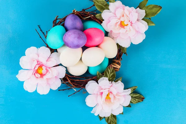 Oeufs Multicolores Colorés Pâques Couchés Intérieur Nid Côté Des Fleurs — Photo