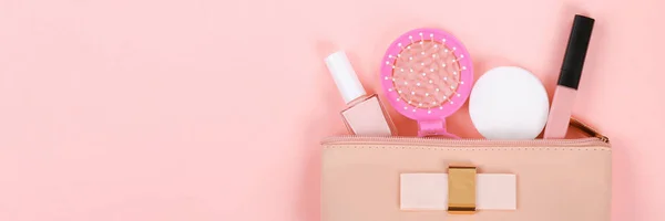 バナーです 装飾的な化粧品セットの美しさ 爪のポーランド語 ブラシ ピンクの背景の上にバッグを見るモックアップ — ストック写真
