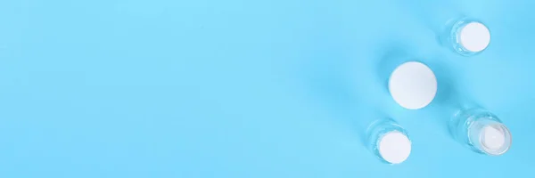 Прапор Набір Порожніх Маленьких Пляшок Косметики Подорожей Синьому Фоні Мила — стокове фото