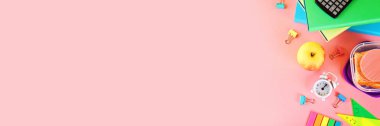 Pembe bir arka plan üzerinde okul ve ofis malzemeleri. Okula dönüş