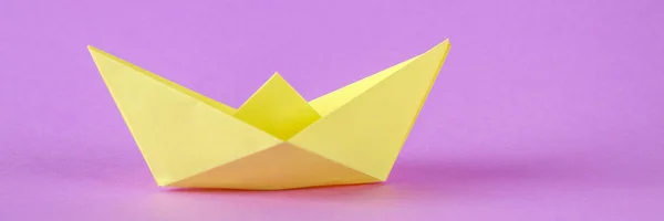 Geel Papier Boot Van Origami Met Een Herfstblad Een Paarse — Stockfoto