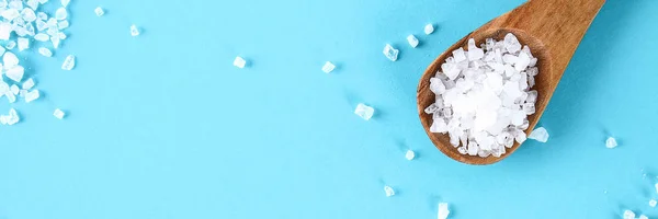 Kristalle Von Großem Meersalz Einem Holzlöffel Auf Einem Blauen Tisch — Stockfoto