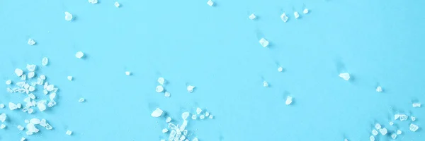 Kristalle Großen Meersalzes Auf Einem Blauen Tisch — Stockfoto