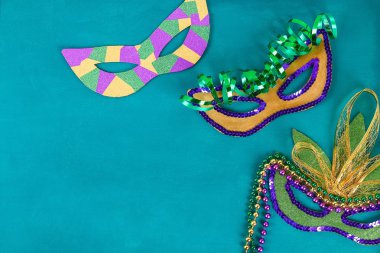 Maskeli balo maskesi Mardi Gras, Şişman Salı. Hediye, dekor Mardi Gras. Karnaval maskesi karton, pullar, kağıt, boncuklar. Adım adım. Çocuk el sanatlarını işleyin. Üst Manzara. Yeşil sarı mor