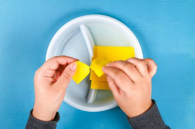 DIY tebrik kartı Mimoza çiçekli Kağıt topları 8 Mart için mavi arka plan üzerinde. Hediye fikri, dekor Uluslararası Kadınlar günü, Mart 8, anneler günü. Adım adım. Üstten görünüm. Süreci çocuk çocuk zanaat.