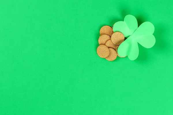 Diy Zlatých Mincí Lesklý Papír Patricks Day Zeleném Pozadí Tip — Stock fotografie