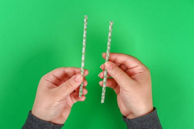 Teyp St Patricks Günü yeşil arka plan DIY merdiven payet kokteyl ve washi. Hediye fikri, dekor cin için tuzak Saint Patricks Day. Adım adım. Çocuk çocuk zanaat süreç. Üstten görünüm. İrlandalı tatil.