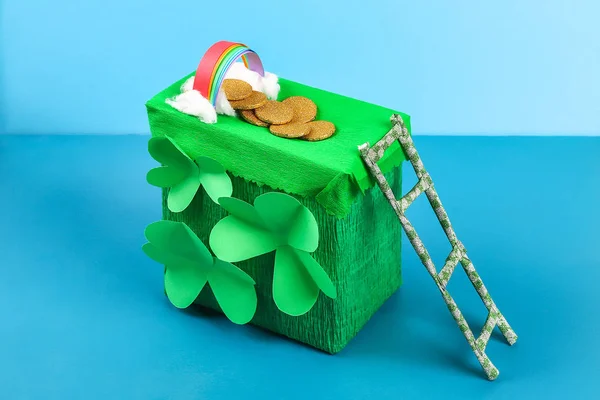 DIY cin tuzak altın sikke, gökkuşağı ve yeşil merdiven St Patricks Günü arka plan ile. Hediye fikri, dekor Saint Patricks Day. Adım adım. Çocuk çocuk zanaat süreç. Üstten görünüm. İrlandalı tatil.