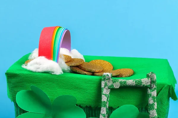 DIY cin tuzak altın sikke, gökkuşağı ve yeşil merdiven St Patricks Günü arka plan ile. Hediye fikri, dekor Saint Patricks Day. Adım adım. Çocuk çocuk zanaat süreç. Üstten görünüm. İrlandalı tatil.