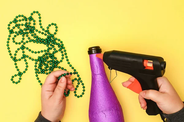 Бутылка Diy Mardi Gras Фиолетовой Самоклеющейся Бумаги Зеленая Бусинка Карнавальная — стоковое фото