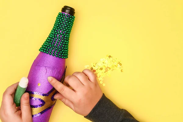 Diy Mardi Gras Láhev Purple Vlastní Lepicí Papír Zelený Korálek — Stock fotografie