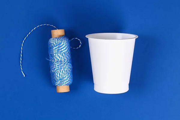 Diey Bleistifthalter Kunststoffglas Saure Sahne Joghurt Umwickelt Faden Blauen Hintergrund — Stockfoto