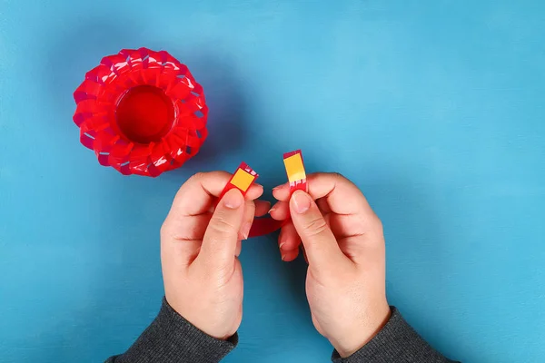 Cesta Huevo Pascua Diy Hecha Taza Plástico Rojo Decorado Con — Foto de Stock