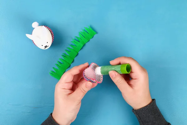 Diy Kaninchen Aus Ostereiern Auf Blauem Hintergrund Geschenkideen Dekoration Ostern — Stockfoto