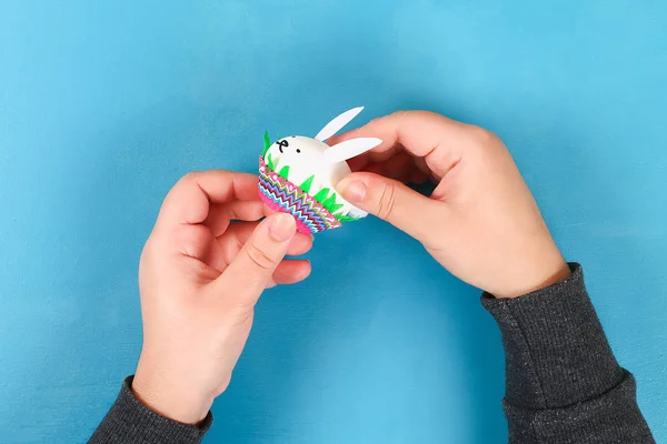 Diy Kaninchen Aus Ostereiern Auf Blauem Hintergrund Geschenkideen Dekoration Ostern — Stockfoto