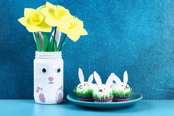 Diy Kaninchen Aus Ostereiern Auf Blauem Hintergrund Geschenkideen Dekoration Ostern — Stockfoto