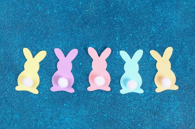 DIY Paskalya garland bunnies, bayrakları Paskalya kağıt mavi arka plan yaptı. Hediye fikri, dekor Bahar, Paskalya