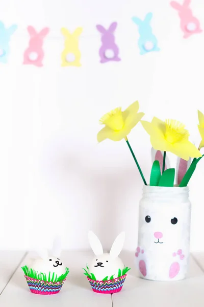 Diy Ostergirlanden Hasen, Fahnen Ostern aus Papier weißen Wandhintergrund. Geschenkidee, Dekoration Ostern — Stockfoto