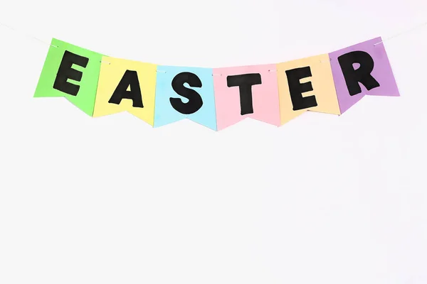 Diy conejitos guirnalda de Pascua, banderas Pascua hizo fondo de pared de papel blanco. Idea de regalo, decoración Pascua —  Fotos de Stock