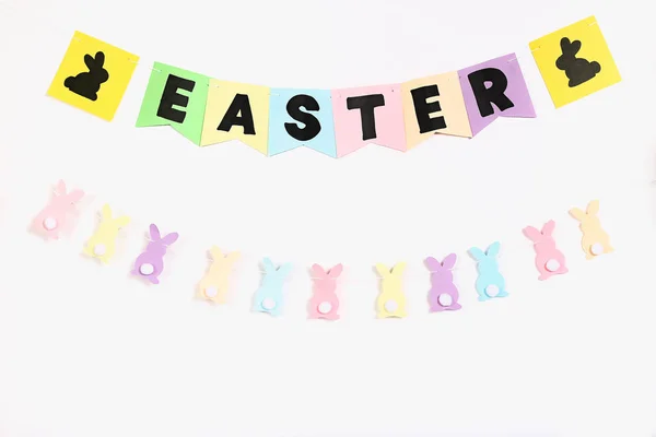 Diy Easter Garland bunnies, flags EASTER membuat kertas menjadi latar belakang dinding putih. Ide hadiah, dekorasi Paskah — Stok Foto