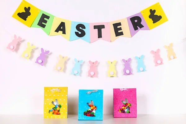 DIY Wielkanoc Zawijanie pakiet słodyczy w torbie z wyciętym sylwetka królik na białym tle. — Zdjęcie stockowe