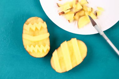 DIY Paskalya yumurta karton ve patates damgası, Paskalya tebrik kartı yeşil zemin üzerine yapılmış.