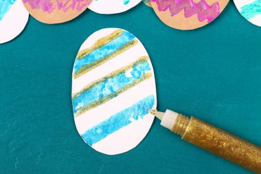 DIY Paskalya yumurta karton ve patates damgası, Paskalya tebrik kartı yeşil zemin üzerine yapılmış.