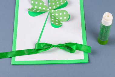DIY St Patricks Günü tebrik kartı karton yaptı ve yonca gri arka plan kağıt. Hediye fikri, dekor